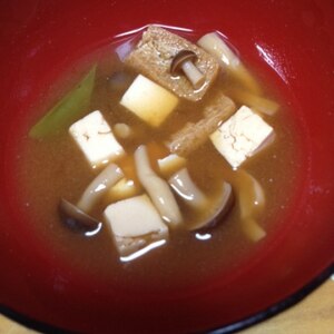 椎茸としめじと豆腐のお味噌汁